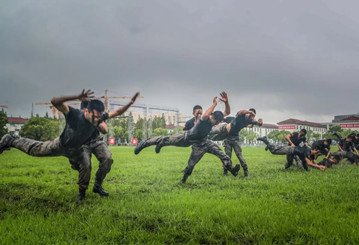 張張是大片！這場雨中練兵太酷了！