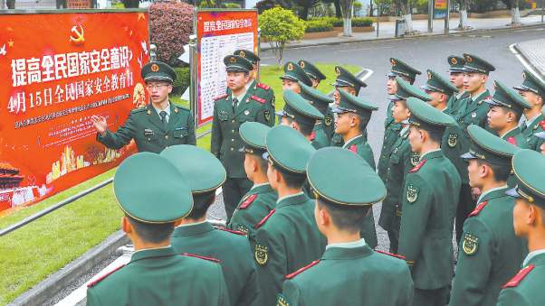 這個(gè)支隊(duì)組織官兵學(xué)習(xí)《中華人民共和國(guó)國(guó)家安全法》