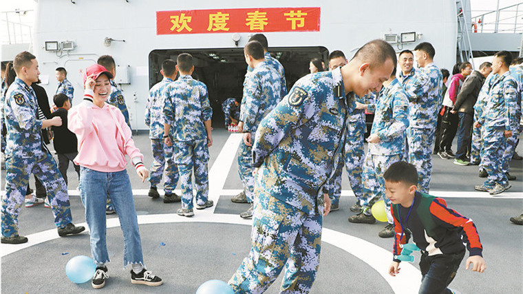 揣著溫情出征！南部戰(zhàn)區(qū)海軍某船提前過年，軍屬上船話團圓