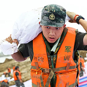 必須頂?shù)蒙?！?1集團(tuán)軍某旅300余名官兵冒雨奮戰(zhàn)一線