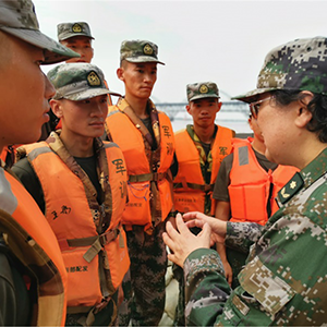 官兵們勇斗洪魔，她帶領(lǐng)團(tuán)隊力降“夏日殺手”