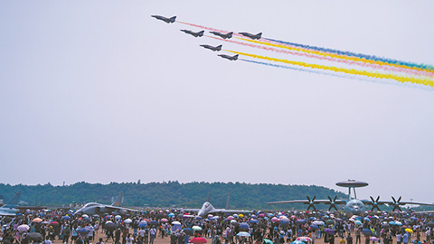 第13屆中國航展首個(gè)公眾開放日:“空軍藍(lán)”致敬“中國紅”