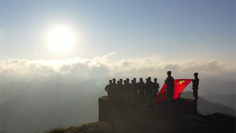 空軍官兵致敬偉大祖國：守衛(wèi)歲月安好，捍衛(wèi)每寸山河