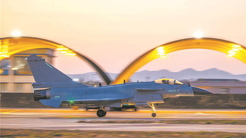 雛鷹展翅向云天，空軍航空兵某旅跨晝夜飛行訓(xùn)練影像