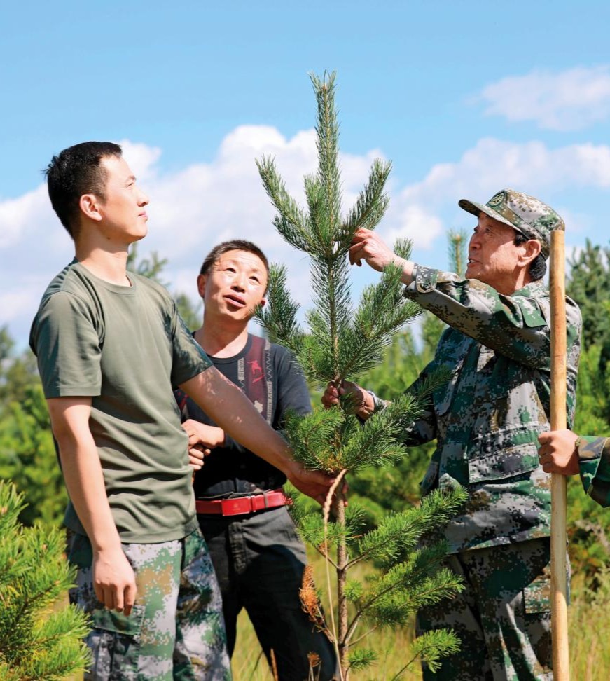 2021-08-26，張連印帶著貧困戶魏隨舍和教育基地工作人員種樹。（丁美寧 攝）