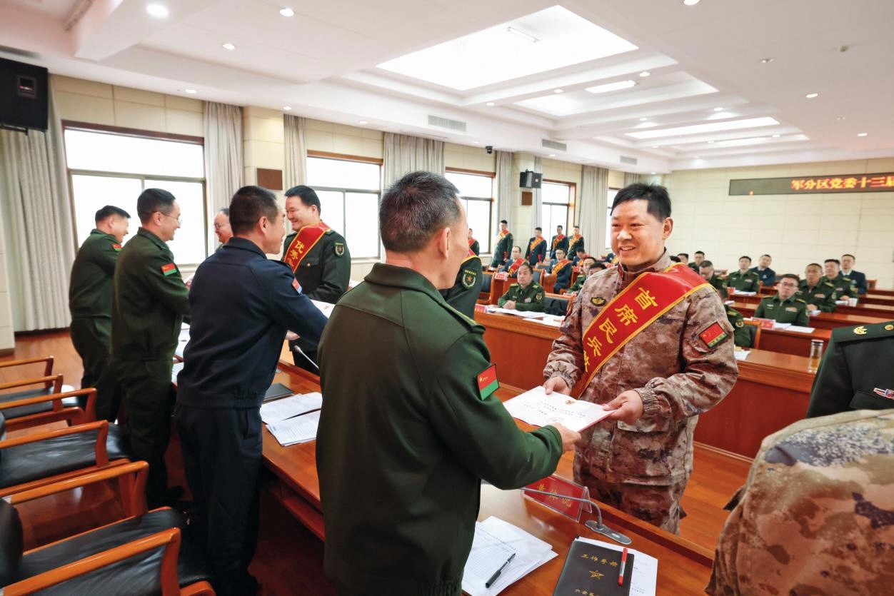 圖1-民兵洪江流獲評“首席民兵教練員”在安慶軍分區(qū)黨委擴(kuò)大會議上受領(lǐng)榮譽證書 謝婷婷 攝影