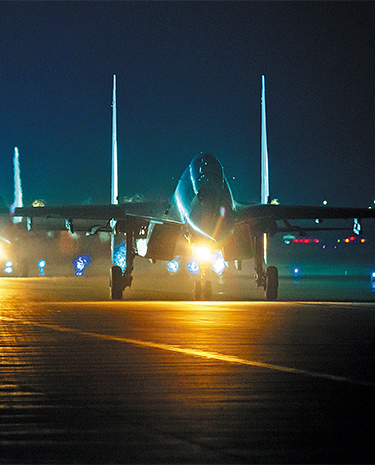 暗夜，戰(zhàn)鷹列陣出征——空軍某場站保障夜間飛行訓練影像