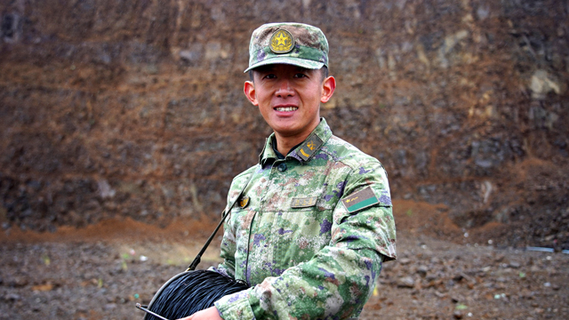 了不起的中國(guó)軍人丨第71集團(tuán)軍某旅“鋼鐵電話連”二級(jí)上士周長(zhǎng)亮——英雄連隊(duì)里的“飛毛腿”